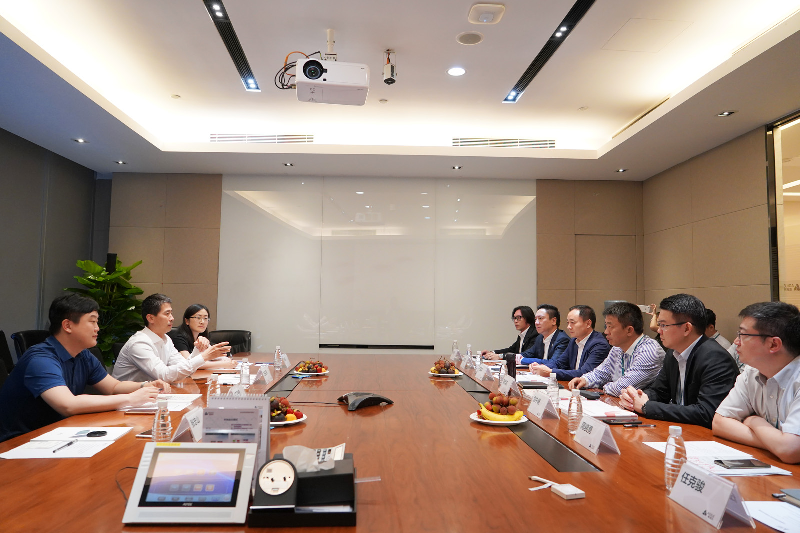 1559098132301147.jpg 雅居樂領(lǐng)導(dǎo)與中國建設(shè)報社一行進(jìn)行研討.jpg